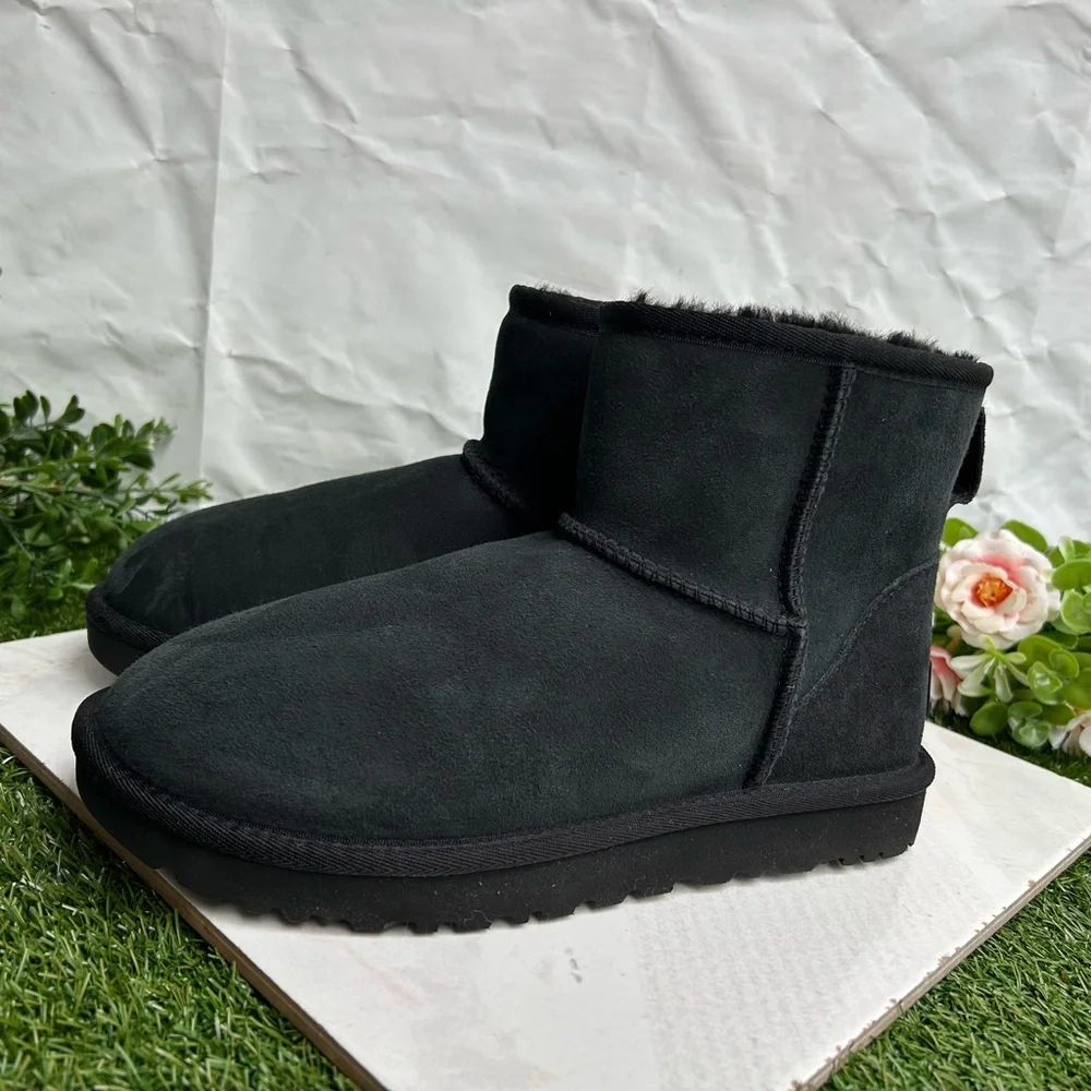 UGG Classic mini II black winter boots women SIZE 10 gently used